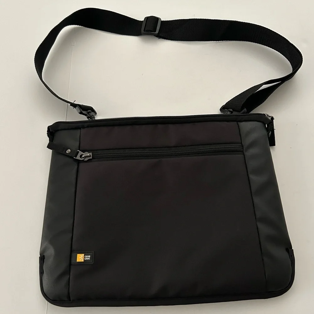 ⭐ Case Logic Intrata Black small Laptop iPad tablet shoulder bag travel case